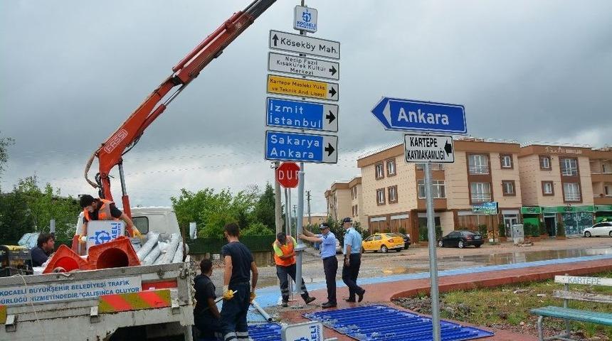 Kartepe’de Trafik Levhaları Yenileniyor