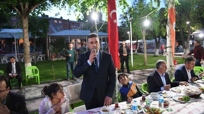 Muş Belediyesinden &lsquo;d&uuml;nya Yetimler G&uuml;n&uuml;&rsquo; İftarı