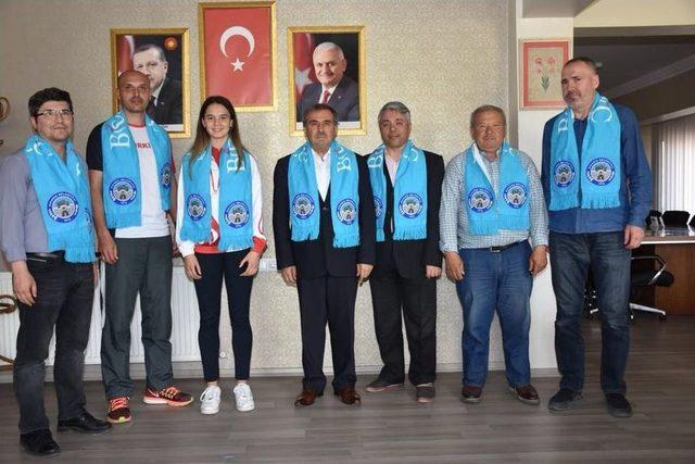 Başkan Avcu Şampiyon Sporcuya Ödül Verdi