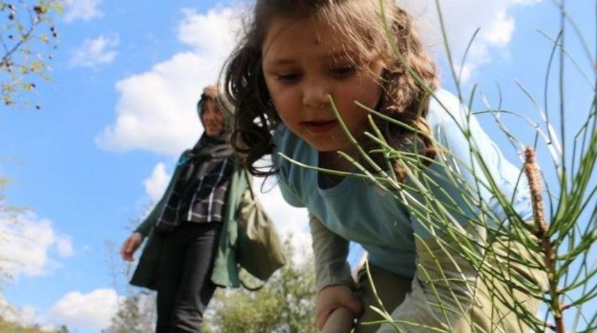 &Ouml;zel &Ccedil;ocuklar Fidanları Toprakla Buluşturdu
