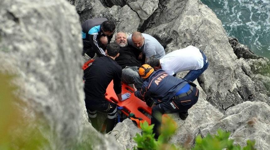 Kayalıklarda Mahsur Kalan Balık&ccedil;ının İmdadına Ekipler Yetişti
