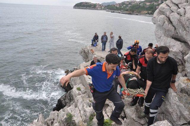 Kayalıklarda Mahsur Kalan Balıkçının İmdadına Ekipler Yetişti