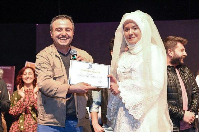 Başkentli Amat&ouml;r Tiyatrocuların Mezuniyet Sevinci 1