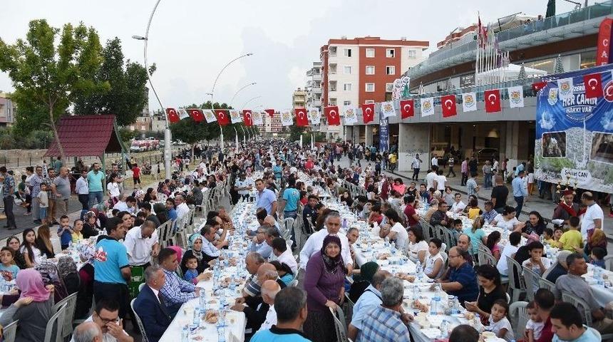 Ergenekon Mahallesi&rsquo;nde 7 Bin Kişiye İftar Yemeği Verildi