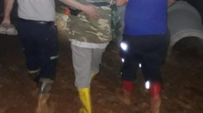 Aşırı Yağış Nedeniyle Dereler Taştı, 3 Mahalle Sular Altında Kaldı