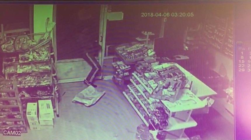 Markete Giren Hırsız, Para Ve Sigaraları &Ccedil;alıp Ka&ccedil;tı