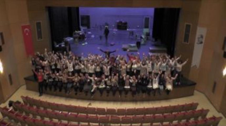 K&ouml;y Okullarındaki &Ccedil;ocuklara Yardım İ&ccedil;in Sahneye &Ccedil;ıktılar