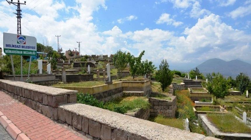 Melikgazi Belediyesince Mezarlıklarda Temizlik Ve Bakım &Ccedil;alışması