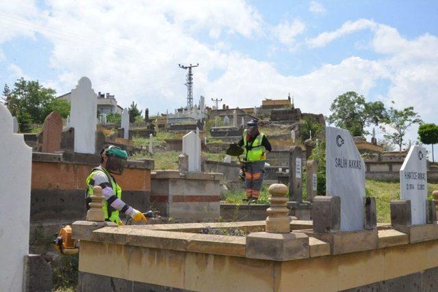 Melikgazi Belediyesince Mezarlıklarda Temizlik Ve Bakım Çalışması