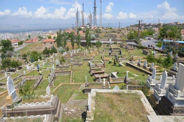 Melikgazi Belediyesince Mezarlıklarda Temizlik Ve Bakım Çalışması