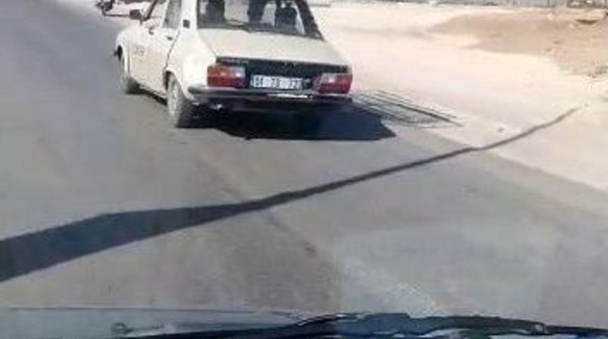 Otomobilin &Uuml;zerinde Pencere Demiri Taşıdı