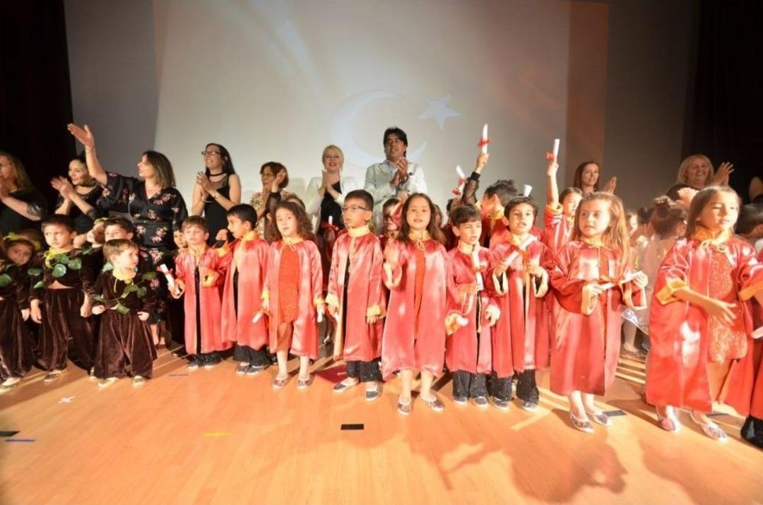 &Ccedil;ocuk Evinde Mezuniyet Sevinci