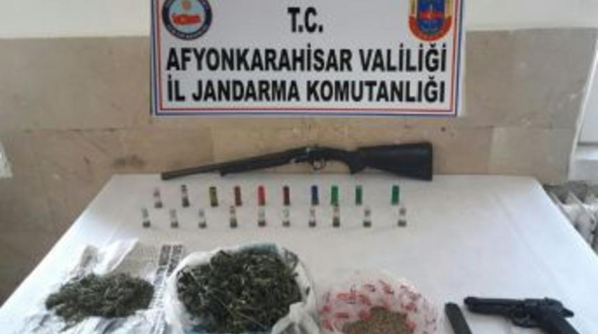 Jandarma Esrar Ve Ruhsatsız Silah Ele Ge&ccedil;irdi