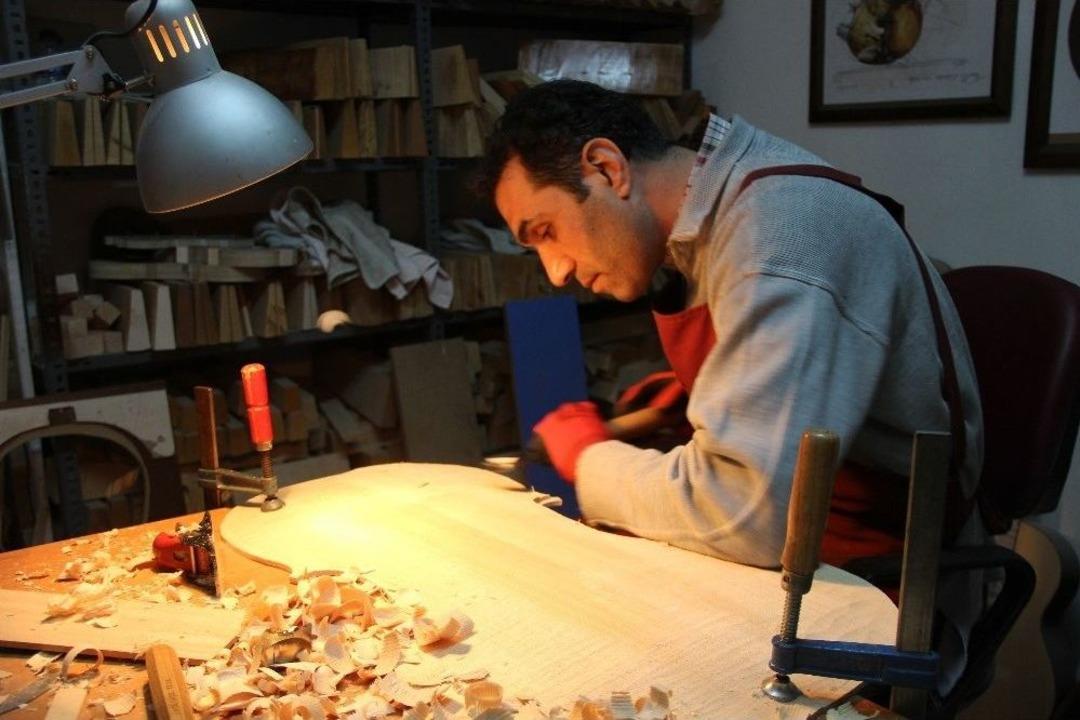 Bel&ccedil;ikalı Sanat&ccedil;ının Viyolonseli İskenderunlu Luthierden