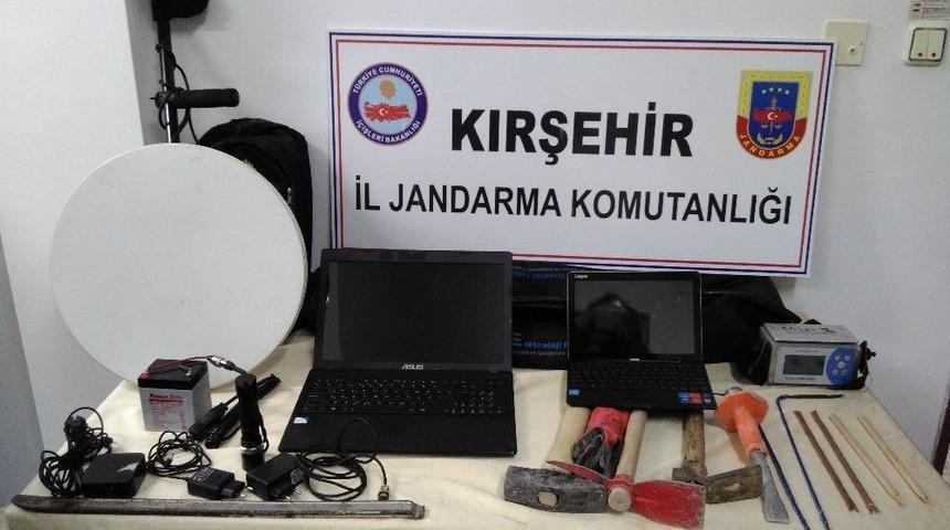 İzinsiz Kazı Yapan 3 Kişiyi Jandarma Yakaladı