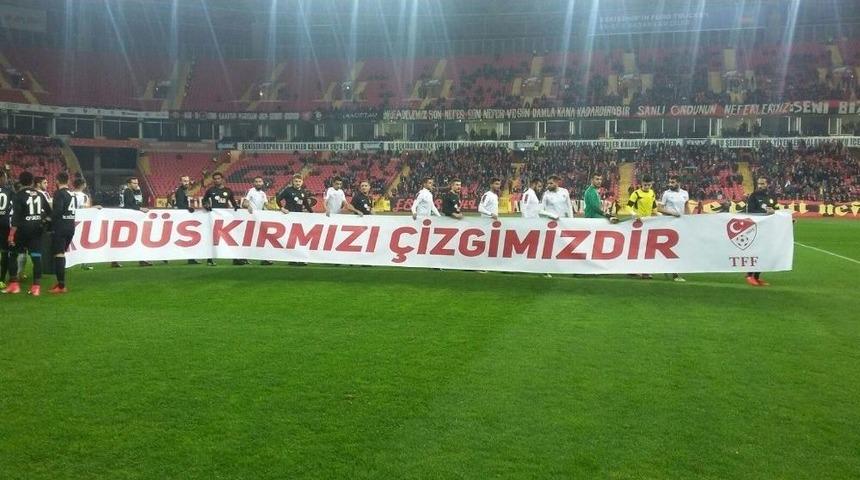 Eskişehirsporlu Oyuncular Ma&ccedil;a Kud&uuml;s Pankartı İle &Ccedil;ıktı