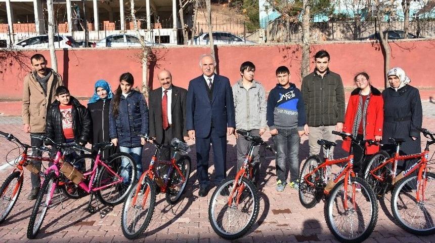 &Ouml;zel &Ouml;ğrencilere Bisiklet Hediye Edildi