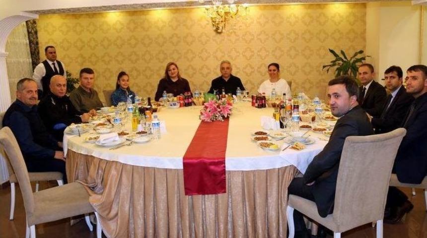 Başhekim Başt&uuml;rk&rsquo;e Veda Yemeği