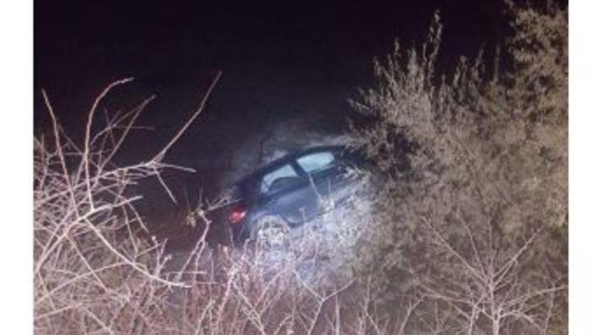 Buzlanan Yolda Kayan Otomobil Dereye U&ccedil;tu: 3 Yaralı