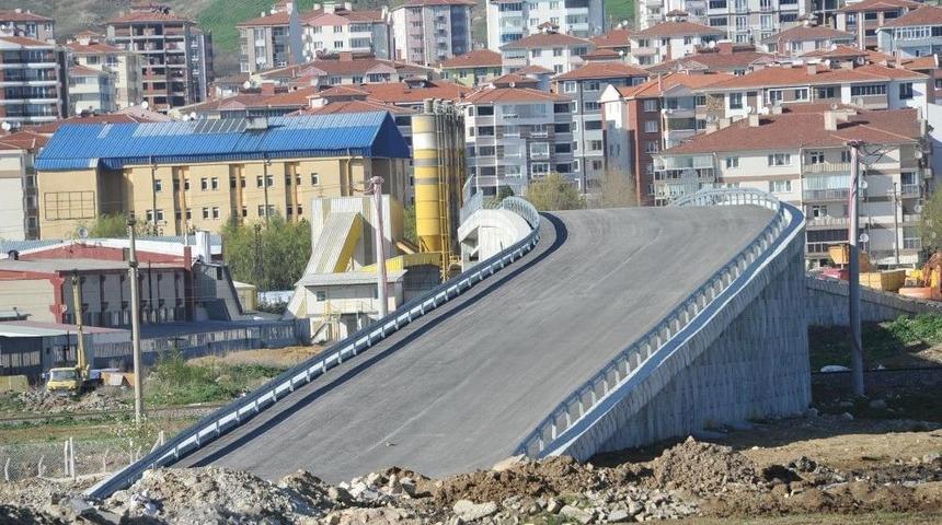 Yeşilkent &Uuml;st Ge&ccedil;idi İ&ccedil;in K&ouml;pr&uuml; Yapımı Devam Ediyor