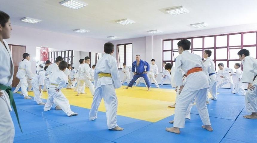 Sel&ccedil;uklu&rsquo;da Yaz Spor Okulları Yoğun İlgi G&ouml;r&uuml;yor