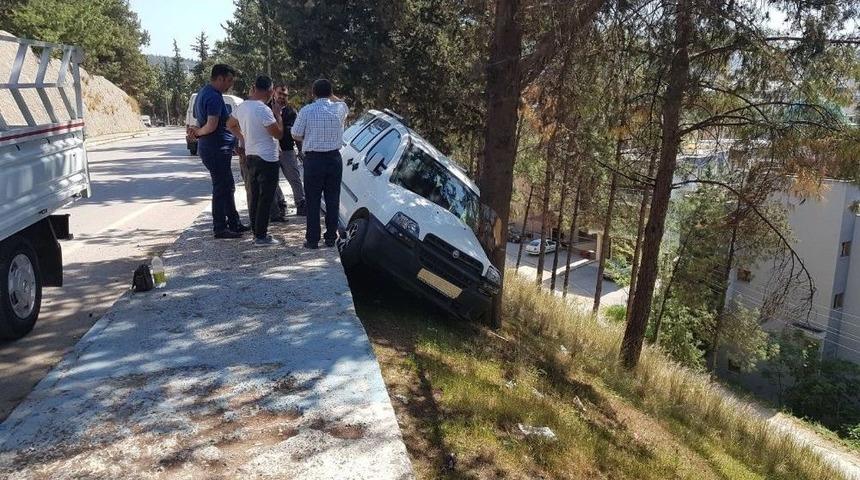Hafif Ticari Aracı Yuvarlanmaktan Ağa&ccedil; Kurtardı