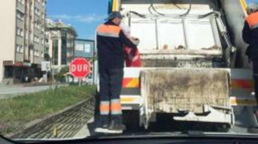 &Ccedil;&ouml;pte Buldu, &Ouml;p&uuml;p Cebine Koydu