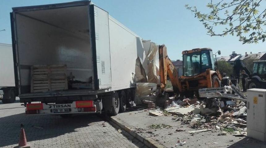 Tır, İş Makinesine &Ccedil;arptı: 1 Yaralı