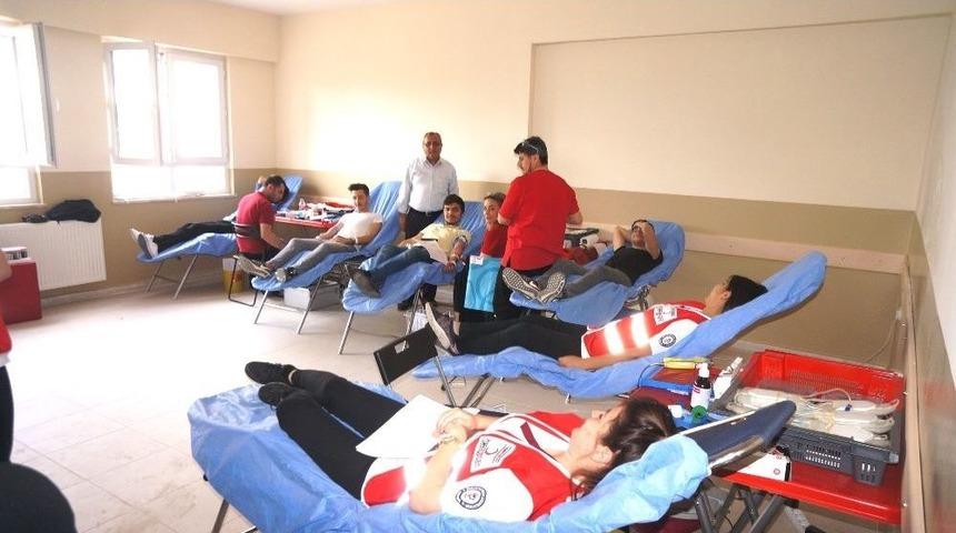 Sarıg&ouml;l&rsquo;de &Ouml;ğrencilerden Kan Bağışı