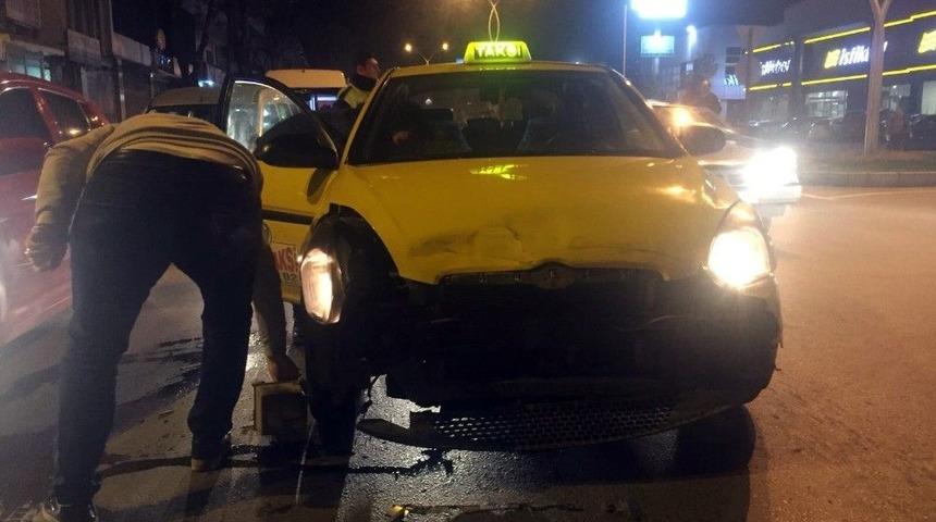 Sakarya&rsquo;da Ticari Taksi İle Ticari Ara&ccedil; &Ccedil;arpıştı: 1 Yaralı