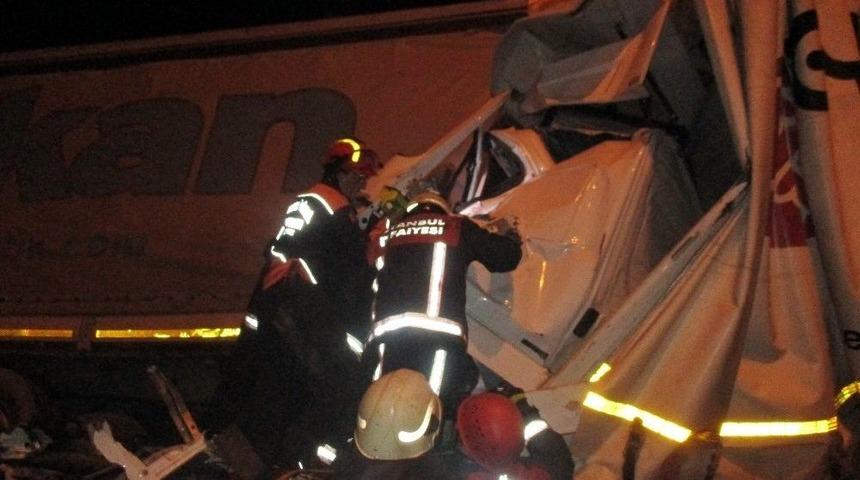 Tem Otoyolunda İki Kamyon İle Tır Birbirine Girdi: 1 &Ouml;l&uuml;, 2 Yaralı