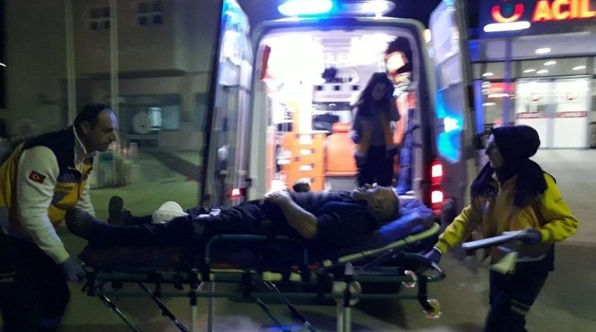 Kontrols&uuml;zce Yola &Ccedil;ıkan Otomobil S&uuml;r&uuml;c&uuml;s&uuml; Kazaya Sebep Oldu: 1 Yaralı