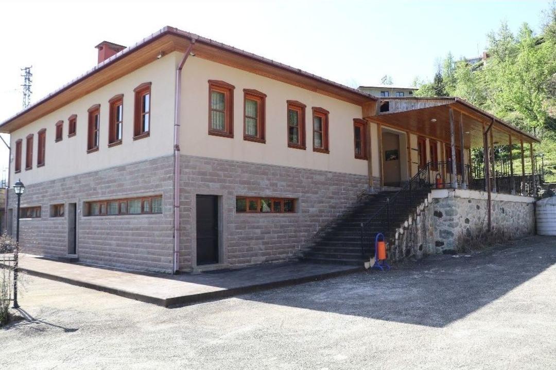 K&ouml;yl&uuml; Yaptı, &Uuml;niversite Kapattı