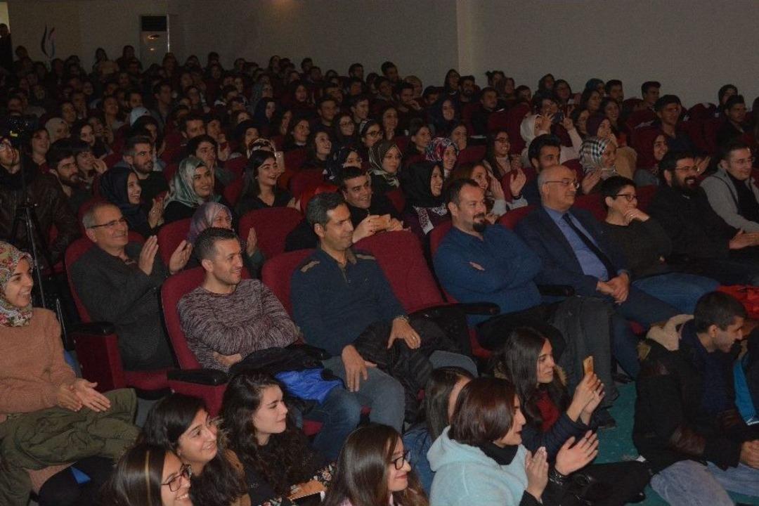 Demirci&rsquo;de Eğitim Fak&uuml;ltesi &Ouml;ğrencilerinden Tiyatro G&ouml;sterisi
