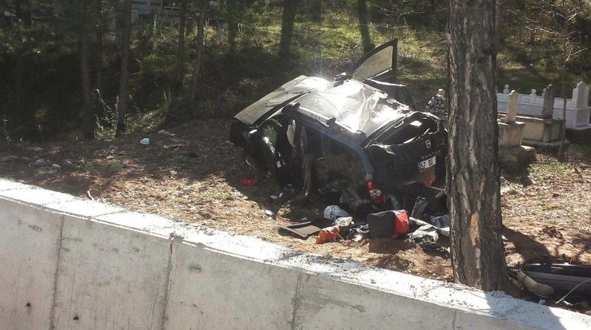 Otomobil Mezarlığa U&ccedil;tu: 1 &Ouml;l&uuml;, 2 Yaralı