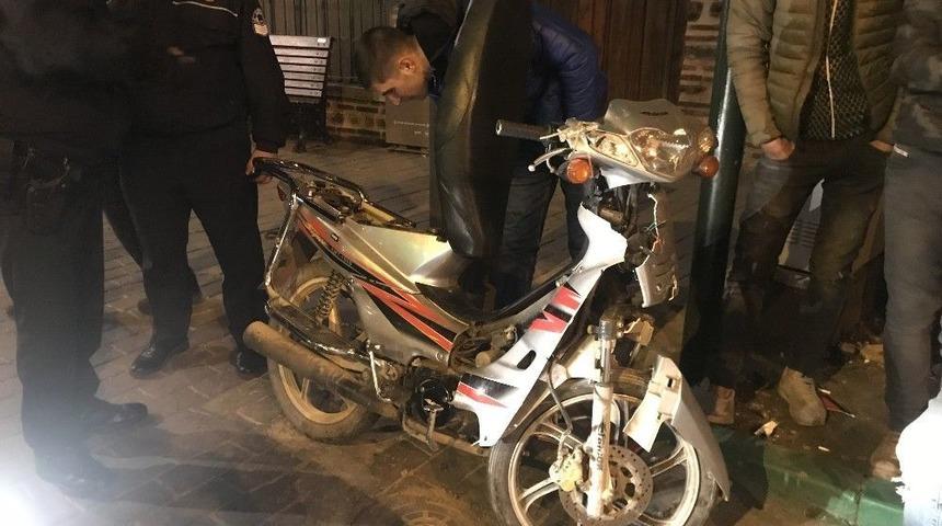 &Ccedil;aldıkları Motosiklet İle Ka&ccedil;arken Kaza Yaptılar, 2 Yaralı