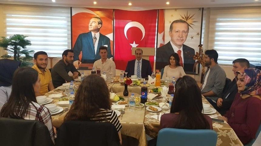 Polisler &Uuml;niversite &Ouml;ğrencileriyle İftarda Buluştu