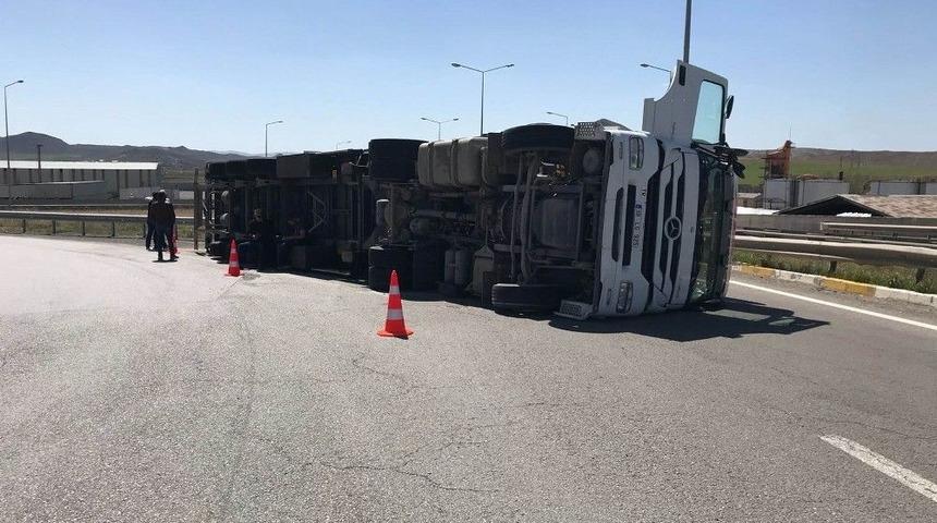 Sivas&rsquo;ta Tır Devrildi: 1 Yaralı