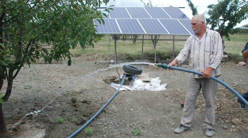 Kiraz Bah&ccedil;esini G&uuml;neş Enerjisi Sistemi İle Suluyor