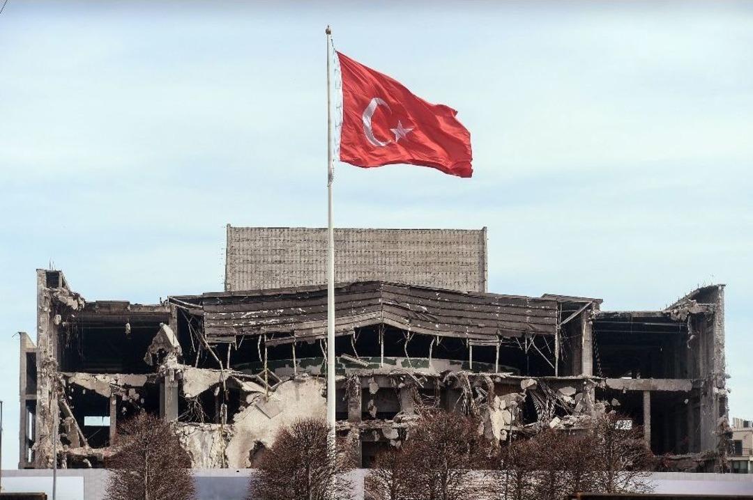 İş Makineleri Akm İ&ccedil;inde Yıkıma Devam Ediyor