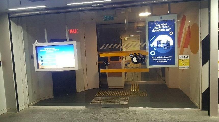 Isınmak İ&ccedil;in Bankaya Girince Polisi Alarma Ge&ccedil;irdi