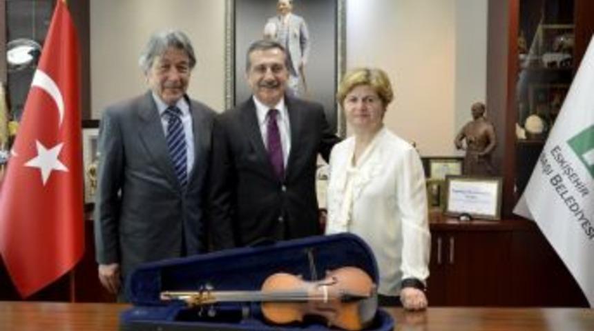 &Ccedil;ocuk Senfoni Orkestrası&rsquo;na Enstr&uuml;man Bağışları Devam Ediyor