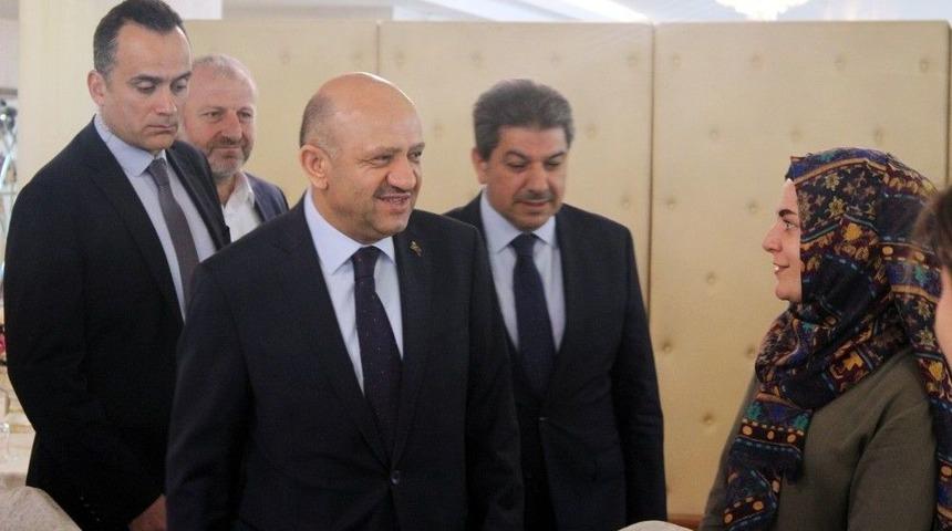 Başbakan Yardımcısı Fikri Işık, Y&uuml;ksekovalı Kadınlarla Bir Araya Geldi