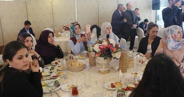 Başbakan Yardımcısı Fikri Işık, Yüksekovalı Kadınlarla Bir Araya Geldi