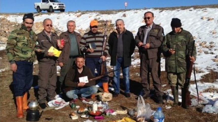 Nesli Tükenmekte Olan Saka Kuşunu Avlayan 3 Kişi Yakalandı