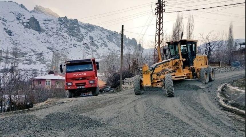 Bağlar Mahallesi Yolunda &Ccedil;alışma