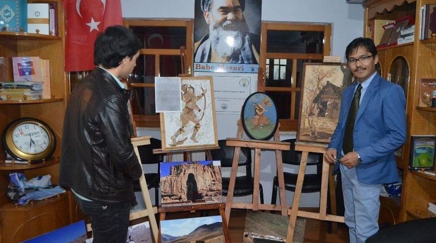 Bu Tabloları Sadece Ağa&ccedil; Kabukları Ve Ahşap Par&ccedil;aları Kullanarak Yapıyor