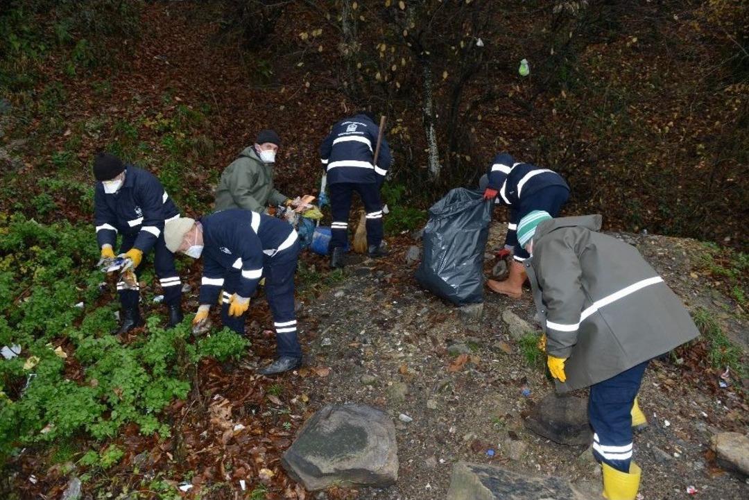 Uludağ&rsquo;ın Eteklerinden 250 Kilo &Ccedil;&ouml;p Topladılar