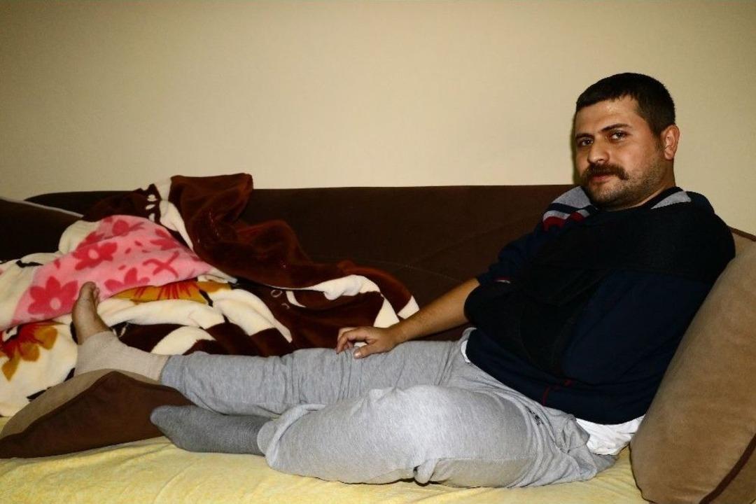 Kokore&ccedil; Yemek İsterken &Uuml;zerine Trafik Lambası Direği Devrildi