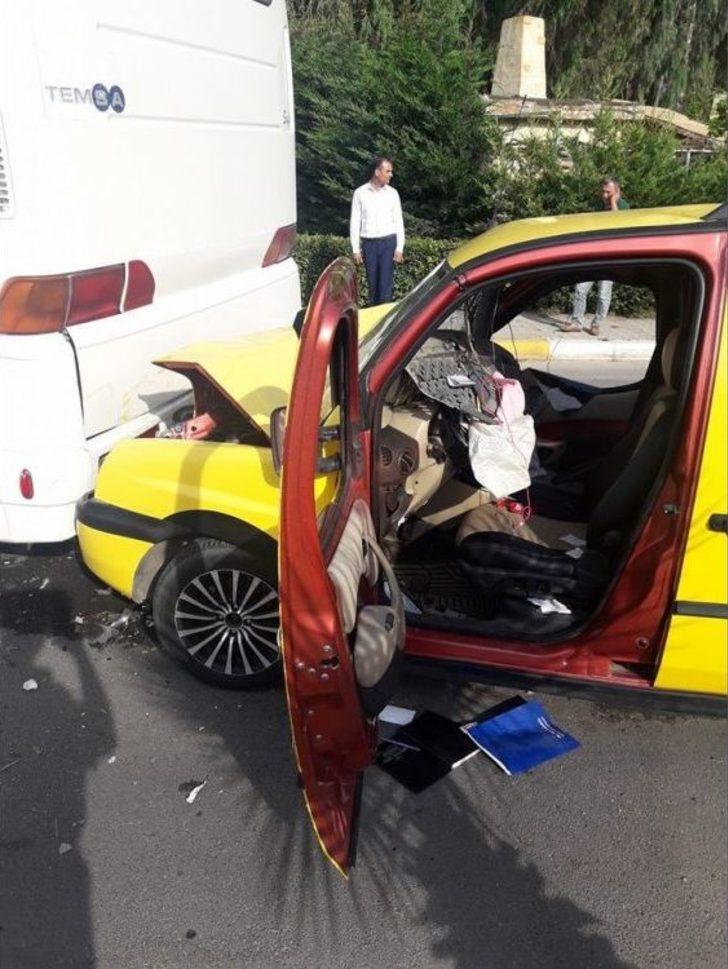 Ticari Taksi İle Otel Servis Otobüsü Çarpıştı: 1 Yaralı G3